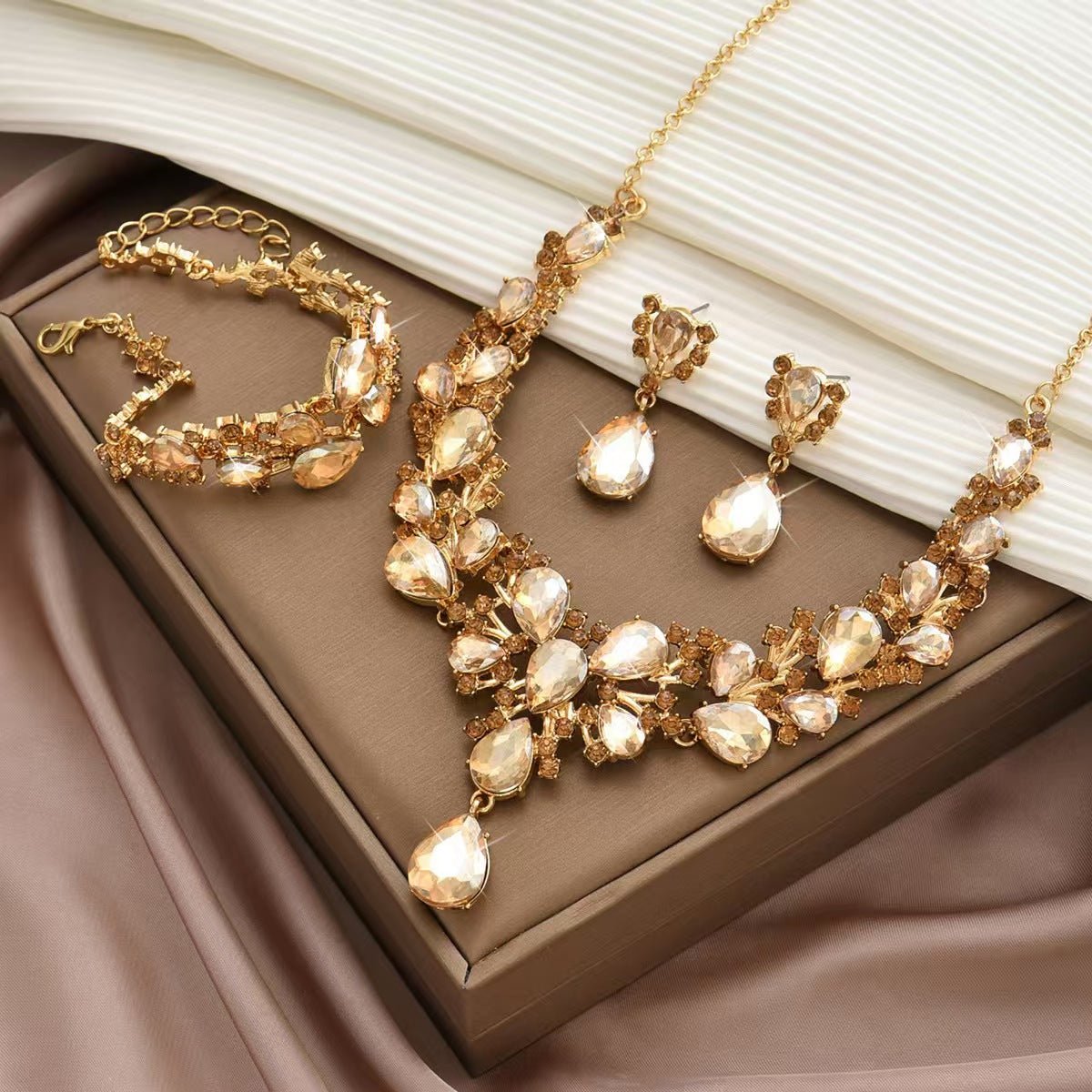 “Royal Teardrop Crystal Bridal Jewelry Set ✨” - MagicWhisper Boutique